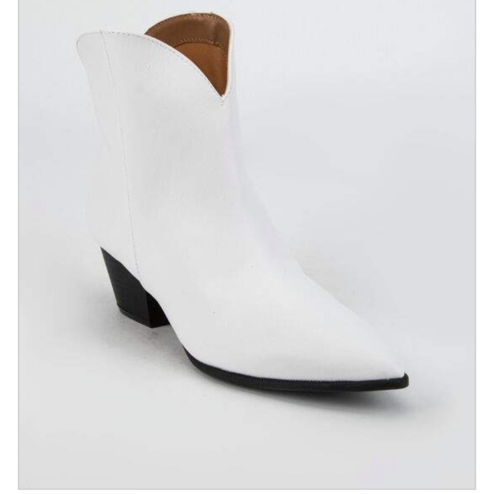 ISO THESE BOOTS